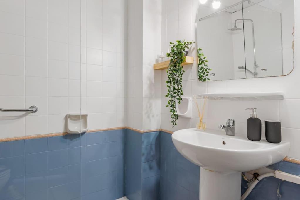 Central Beach Apartment With Free Parking And Pool Marbella Exterior foto